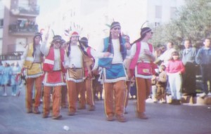 Indios con plumas de colores, hachas de madera, que no matan a nadie, pero hacen la puñeta